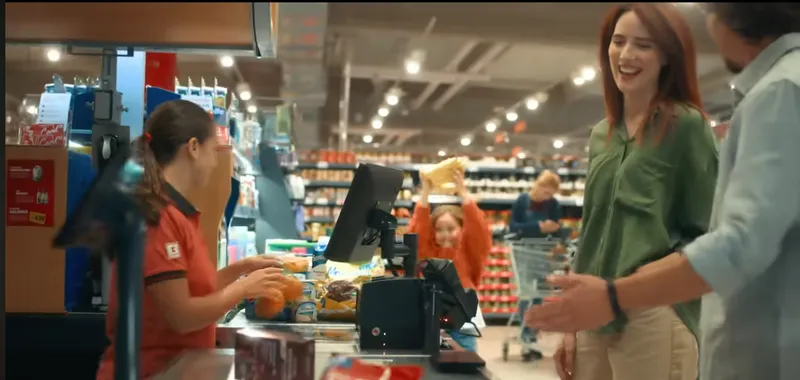 Cadru din reclama finală: familia face cumpărături în magazinul Kaufland.
